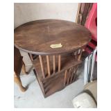 Round Top End Table   24 diam  26 tall