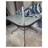 35X35X28 GLASSTOP PATIO TABLE W/ UMBRELLA