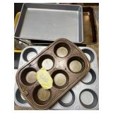 4 MUFFINS PANS & 2 CAKE PANS