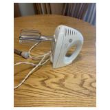 HAND MIXER