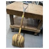 PLASTIC SCOOP SHOVEL