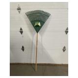 PLASTIC LEAF RAKE
