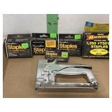 SWINGLINE STAPLER W/STAPLES