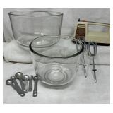 Electric Mixer, 2 Mixing Bowls, Measuring Spoons