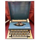 Vtg Royal Sprite 1970s Portable Typewriter w/case