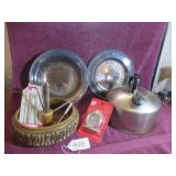 4-QT WEST BEND COPPER BOTTOM KETTLE, NUTCRACKERS