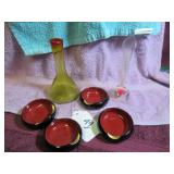 HAND-BLOWN VASE & (4) VTG ASHTRAYS