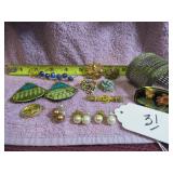 BOX LOT: BROOCHES & EARRINGS