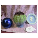 BOX LOT: CANDLE, ART GLASS, WEDGWOOD