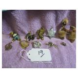 BOX LOT: PINBACK BROOCHES