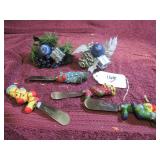 (4) CARDINAL SPREADING KNIVES + (2) XMAS Dï¿½COR...