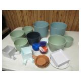 BOX LOT: PLASTIC PLANT POTS
