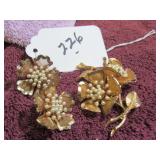 VTG GOLD-TONE MESH FAUX PEARL BROOCH & EARRING SET
