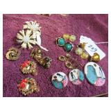 BOX LOT: EARRINGS, BROOCHES