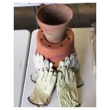 Clay/plastic garden pots and 6 pairs Garden gloves Clay/plastic garden pots and 6 pairs Garden gloves