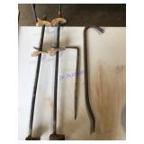 Crow bar, pry bar & 2 anchors Crow bar, pry bar & 2 anchors
