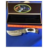 Bear carved handle knife in light good box Bear carved handle knife in light good box