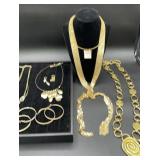 Gold tone, jewelry lot