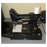 Singer featherweight sewing machine with case