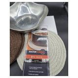 Wilton armatale bowl and cloth trivets