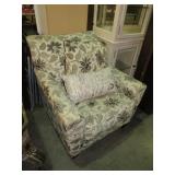 BEAUTIFUL FLORAL DESIGN COVERED CHAIR & PILLOWS