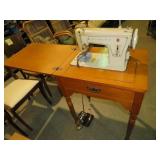 SINGER SEWING MACHINE W/CABINET