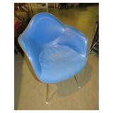 MID CENTURY LEATHER LIKE W/CLOTH SEAT CHAIR