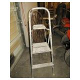 FOLDING 2 STEP ALUMINUM LADDER