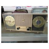 VINTAGE MAGNAVOX AM CLOCK RADIO