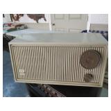 VINTAGE RCA  AM RADIO