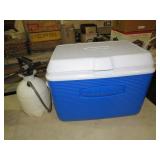 RUBBER MAID COOLER & SM PUMP SPRAYER
