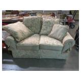 FLORAL DESIGN PLUSH LOVE SEAT W/PILLOWS