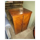 ANTIQUE SINGER SEWING MACHINE W/ 2 DOOR FRONT