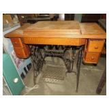 ANTIQUE TIGER OAK SINGER SEWING MACHINE