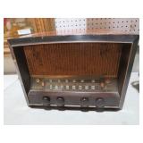 ANTIQUE RCA VICTOR AM/FM RADIO