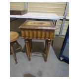 WOOD LIFT TOP TABLE W/ LION PICTURE ON TOP