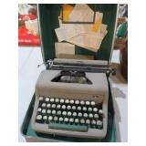 VINTAGE ROYAL TYPEWRITER W/CASE