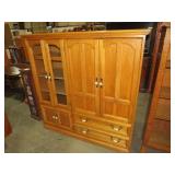 SOLID OAK (2) DRAWER (6) DOOR ENT/STORAGE CABINET