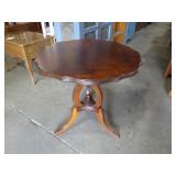 ANTIQUE CHERRY FINISH INLAID TOP PED PARLOR TBL