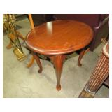 CHERRY FINISH OVAL QUEEN ANNE LEG SIDE TBL