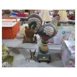 WOOD PEDESTAL ROOSTER&SM CERAMIC DUCK FIGURINE