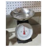SCALES WITH PAN