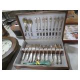 ROGER BROS 1847 SILVERPLATE FLATWARE W/ CASE