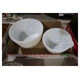 2 VTG MILKGLASS MIXING BOWLS