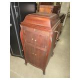VINTAGE VICTROLA RECORD PLAYER