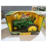 ERTL JOHN DEERE MODEL H TRACTOR (NIB)
