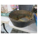 CAST IRON POT WITH HANDLE