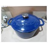 LODGE PORCELAIN OVER CAST IRON DUTCH OVEN
