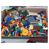 1000 PLUS VINTAGE LEGO PIECES