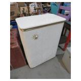 VTG MID CENTURY STYLE LIFT TOP HAMPER